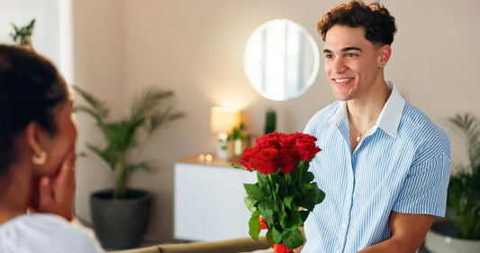 homme qui offre des fleurs à sa copine