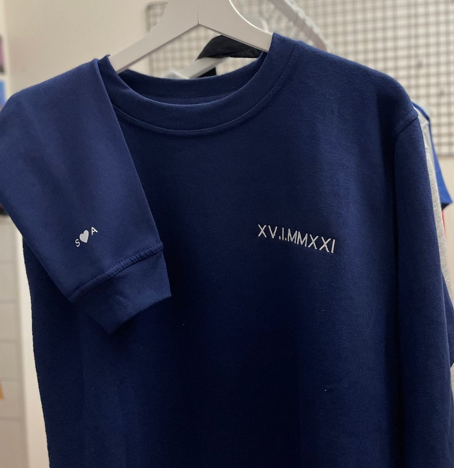 Sweat sans capuche date brodé - Indigo Print